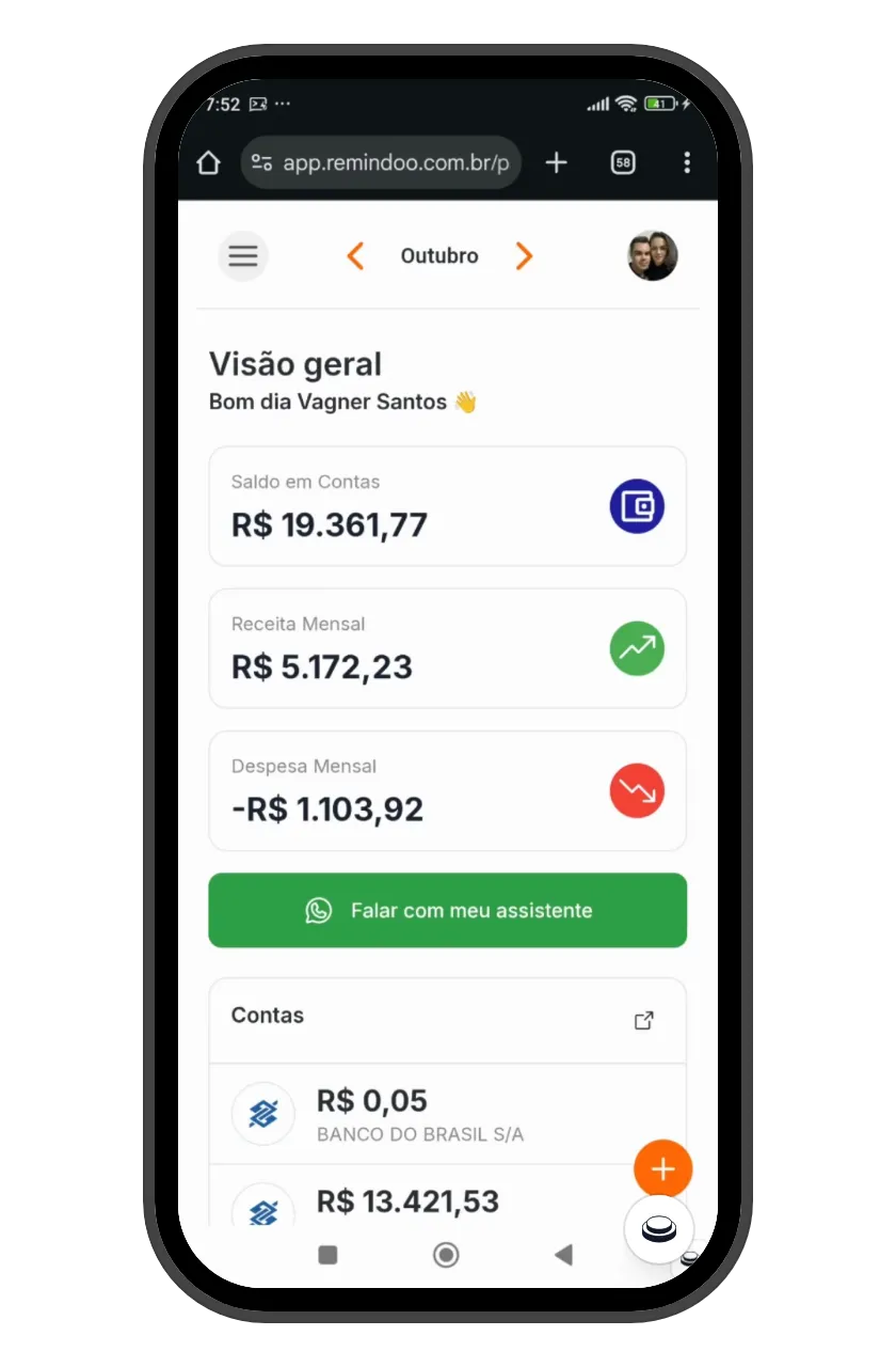 Remindoo no celular: visão geral com saldo em contas, receita e despesa do mês e o botão para falar com o assistente no WhatsApp.